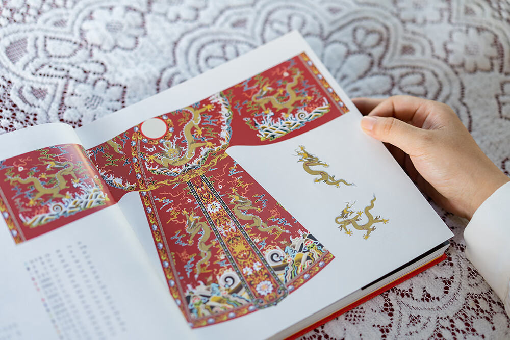 【中國喜事紋樣圖鑒】（精）